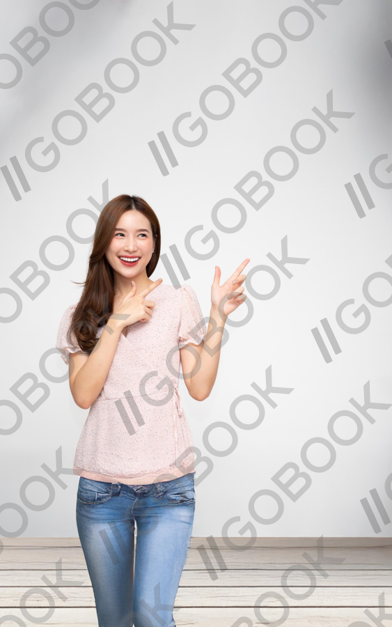 快樂的年輕女性